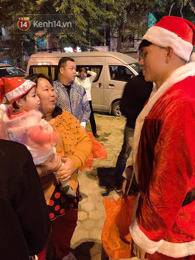 Hình ảnh cầu thủ Xuân Mạnh chống nạng tặng quà Noel cho những số phận khó khăn trên phố Hà Nội khiến nhiều người ấm lòng-3
