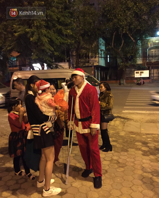 Hình ảnh cầu thủ Xuân Mạnh chống nạng tặng quà Noel cho những số phận khó khăn trên phố Hà Nội khiến nhiều người ấm lòng-1