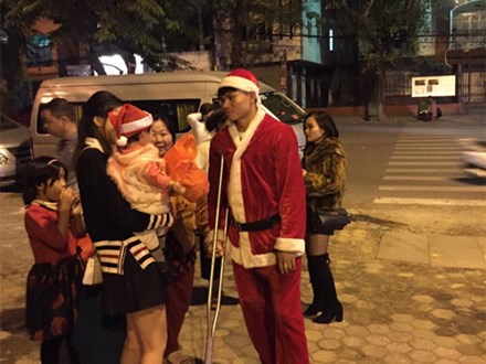 Hình ảnh cầu thủ Xuân Mạnh chống nạng tặng quà Noel cho những số phận khó khăn trên phố Hà Nội khiến nhiều người ấm lòng