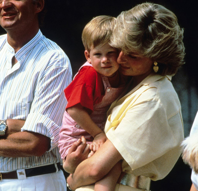 Những bức ảnh để đời của Công nương Diana bên 2 con chứng tỏ bà vẫn là bà mẹ quốc dân được ái mộ nhất-1