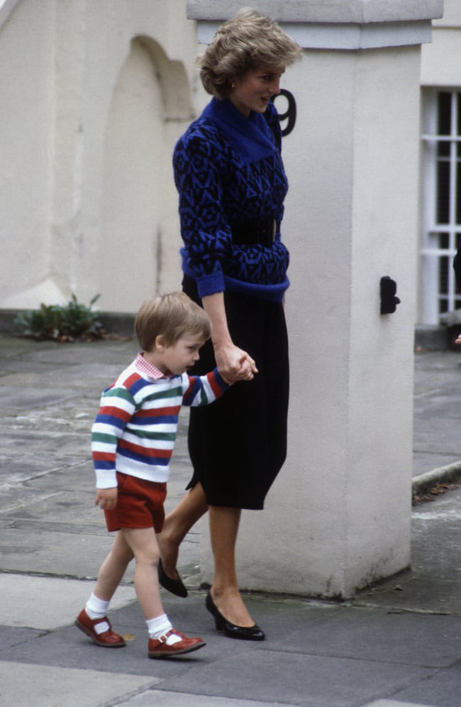 Những bức ảnh để đời của Công nương Diana bên 2 con chứng tỏ bà vẫn là bà mẹ quốc dân được ái mộ nhất-10