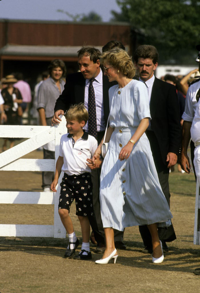 Những bức ảnh để đời của Công nương Diana bên 2 con chứng tỏ bà vẫn là bà mẹ quốc dân được ái mộ nhất-11