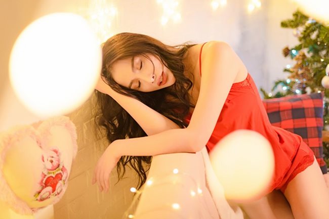 Thánh nữ Phi Huyền Trang vừa tái xuất sau bạo bệnh đã sexy nhất Noel 2018-10