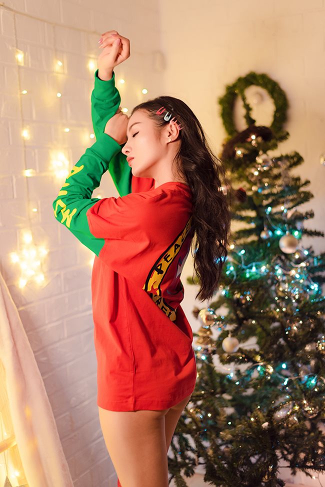 Thánh nữ Phi Huyền Trang vừa tái xuất sau bạo bệnh đã sexy nhất Noel 2018-12