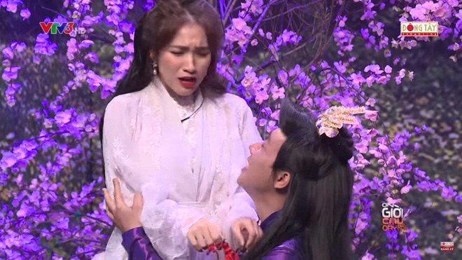 Trấn Thành ôm chặt Hòa Minzy khiến Hoài Linh khó chịu?-3