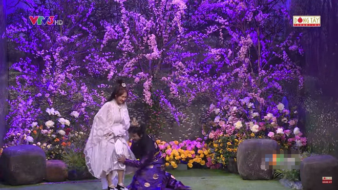 Trấn Thành ôm chặt Hòa Minzy khiến Hoài Linh khó chịu?-7