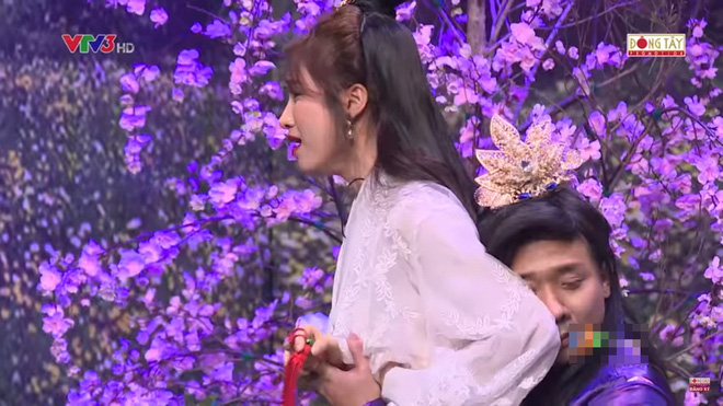 Trấn Thành ôm chặt Hòa Minzy khiến Hoài Linh khó chịu?-6