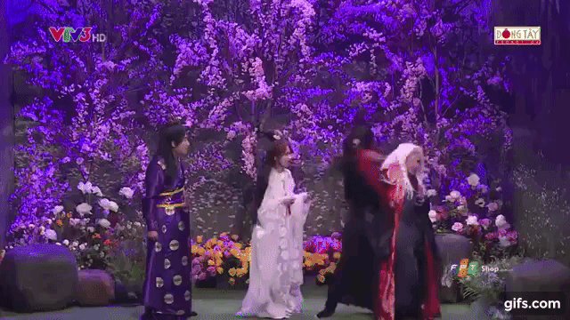 Trấn Thành ôm chặt Hòa Minzy khiến Hoài Linh khó chịu?-12