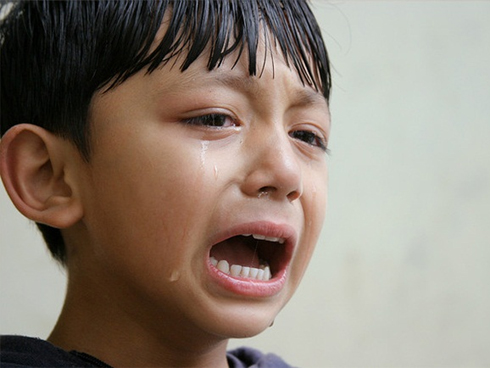 Thay vì quát im lặng, cha mẹ nói gì khi trẻ khóc để con không tổn thương?-1