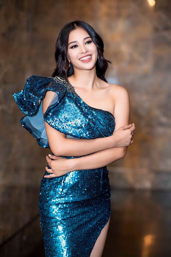 Hoa hậu Tiểu Vy ngượng ngùng khi được Isaac hôn lên tay-1