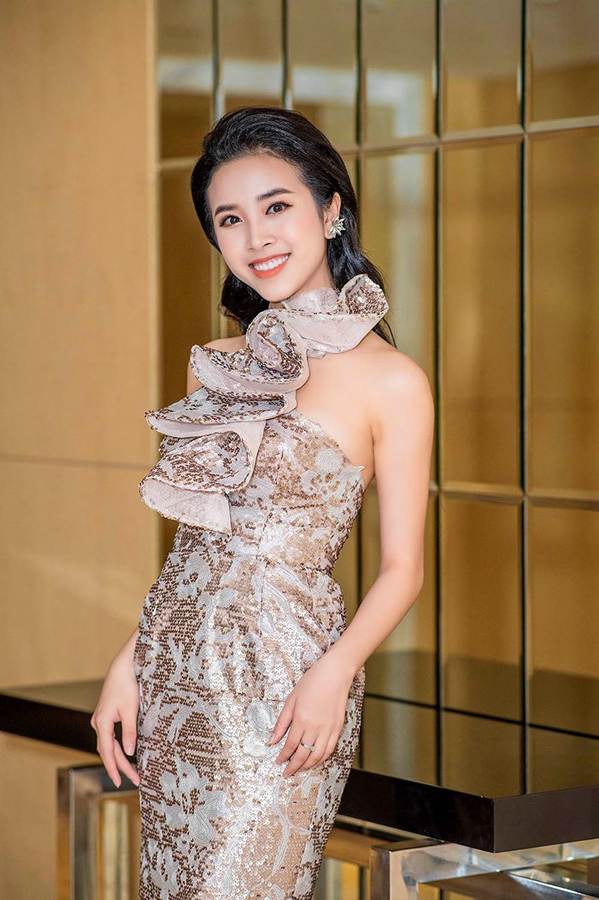 Hoa hậu Tiểu Vy ngượng ngùng khi được Isaac hôn lên tay-5