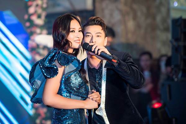 Hoa hậu Tiểu Vy ngượng ngùng khi được Isaac hôn lên tay-11