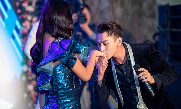 Hoa hậu Tiểu Vy ngượng ngùng khi được Isaac hôn lên tay-12