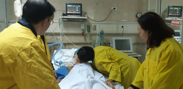 Nụ hôn từ biệt rơi nước mắt của người vợ gửi chồng hiến tạng cứu 5 người-1