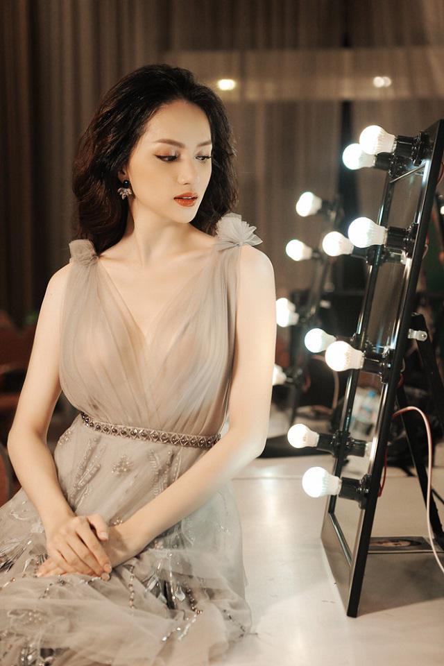 Bó tay trước muôn kiểu khoe vòng 1 của sao Việt: Người gây tranh cãi, kẻ lộ khuyết điểm-1