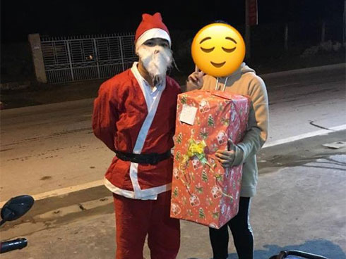 Gặp người yêu đi cùng trai lạ lúc nửa đêm, chàng trai vung tay tát bạn gái rồi quát lớn: Mày lừa tao như thế à!-2