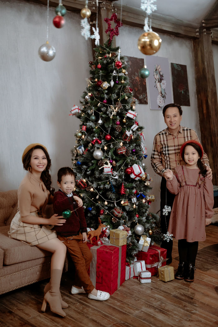 Giấu kín suốt 10 năm, MC VTV bất ngờ khoe chồng và hai con trong dịp Giáng sinh-2
