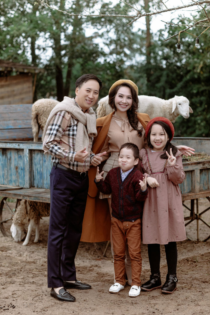 Giấu kín suốt 10 năm, MC VTV bất ngờ khoe chồng và hai con trong dịp Giáng sinh-4