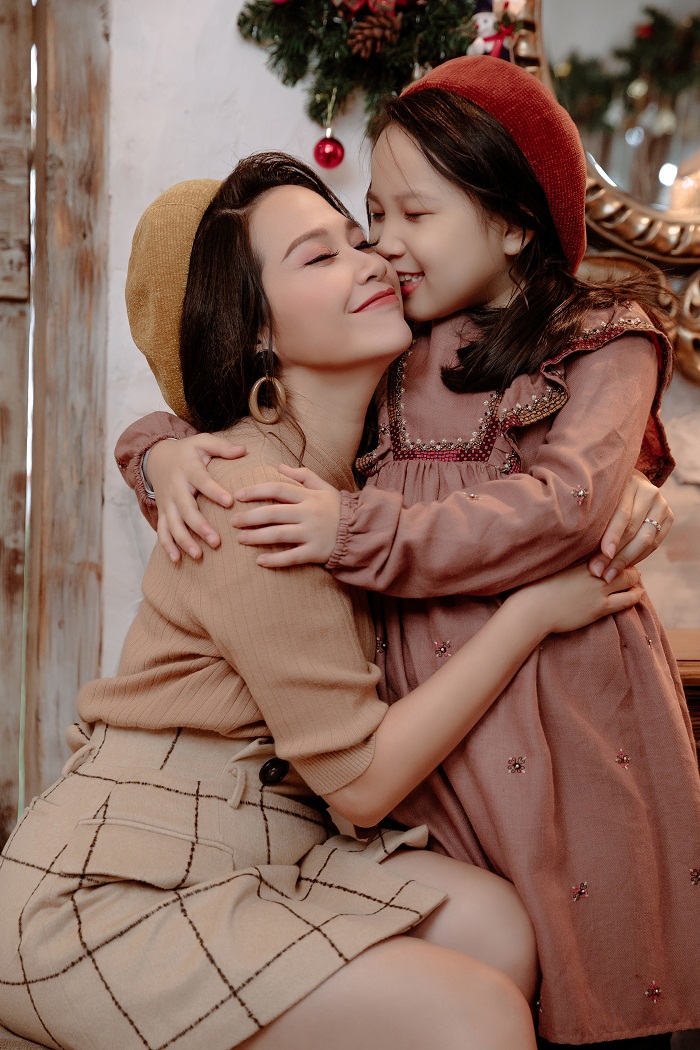 Giấu kín suốt 10 năm, MC VTV bất ngờ khoe chồng và hai con trong dịp Giáng sinh-7