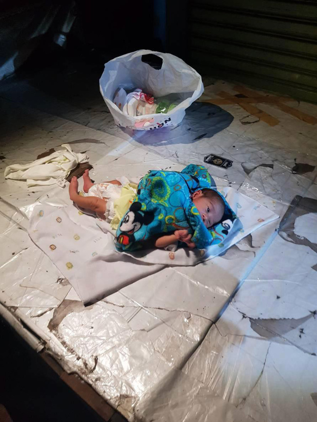 Bé trai 2 tuần tuổi bị bỏ lại giữa chợ trong đêm khuya vắng, cảnh sát điều tra ngỡ ngàng khi biết nguyên nhân-1