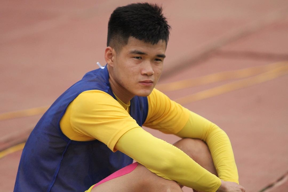 Tâm sự xúc động của trung vệ đội tuyển Việt Nam: Con đau lắm bố ơi-1
