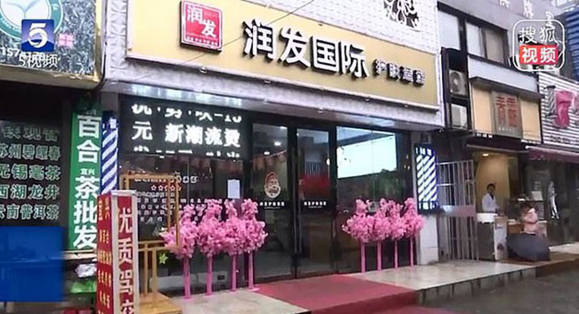 Clip các nam nhân viên một tiệm tóc tự tát 100 cái gây xôn xao dư luận, sự thật đằng sau còn khủng khiếp hơn-2