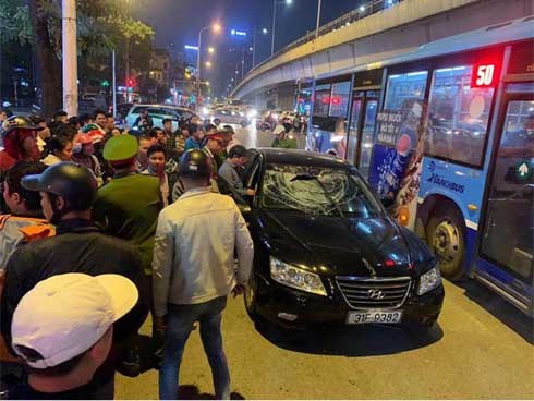 2 bà bầu nhập viện sau vụ xe Hyundai tông liên hoàn trên đường Trần Duy Hưng rồi bỏ chạy