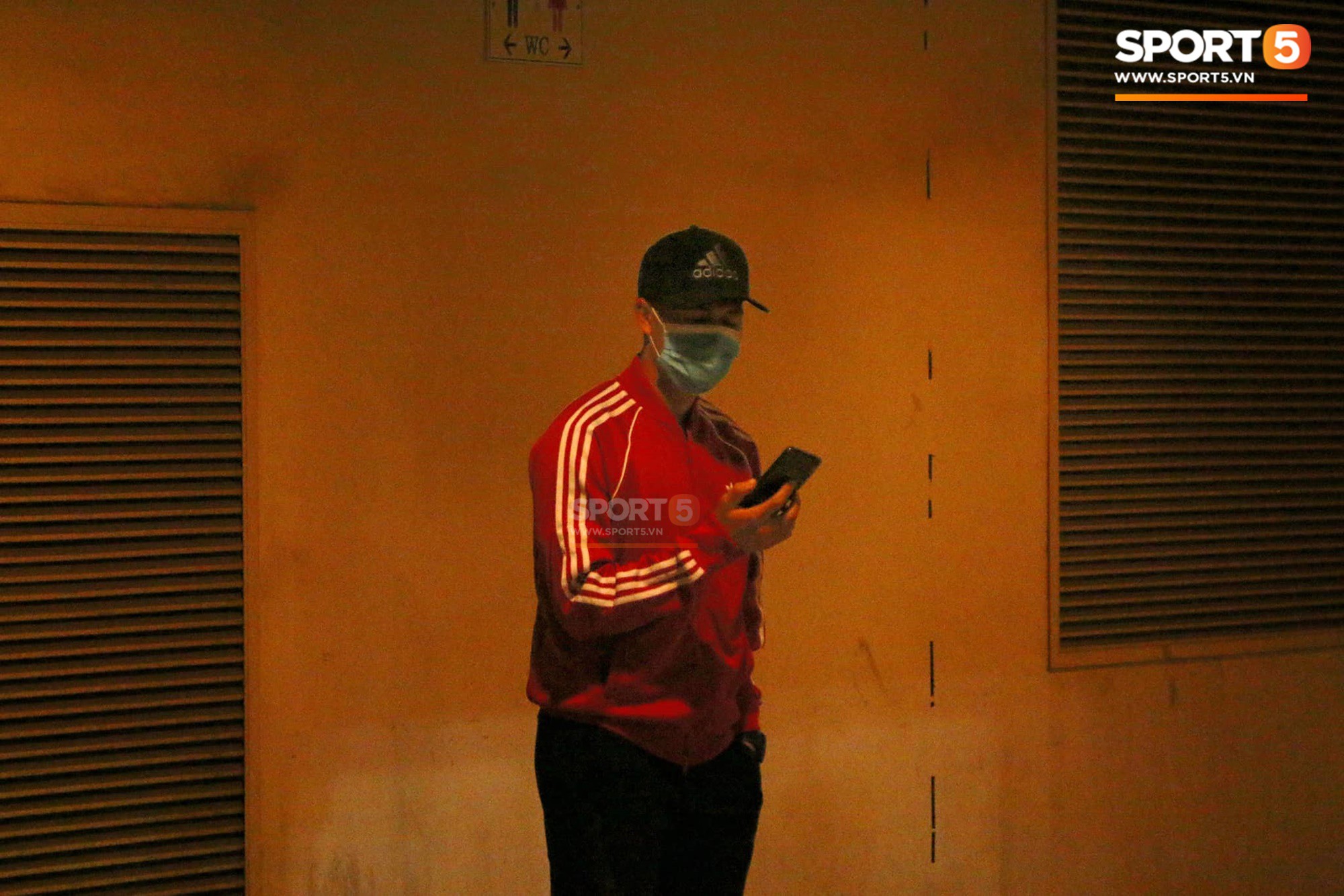 Trọng sơ vin đeo khẩu trang, đội mũ kín mít dự khán trận Việt Nam - CHDCND Triều Tiên-1