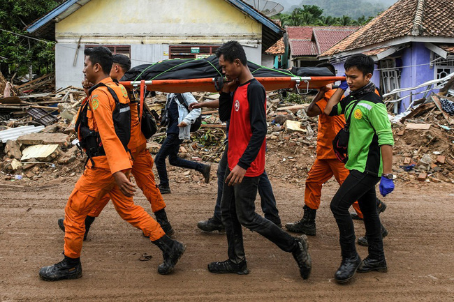 Lựa chọn giữa cứu vợ hoặc cứu mẹ trong cơn sóng thần, người đàn ông Indonesia buộc phải đưa ra quyết định nghiệt ngã-3