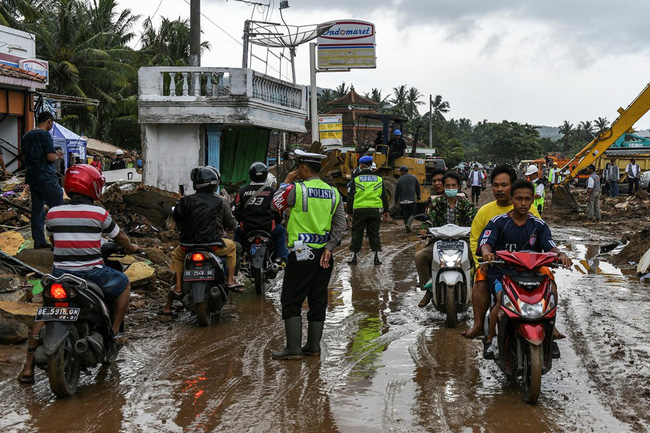 Lựa chọn giữa cứu vợ hoặc cứu mẹ trong cơn sóng thần, người đàn ông Indonesia buộc phải đưa ra quyết định nghiệt ngã-5