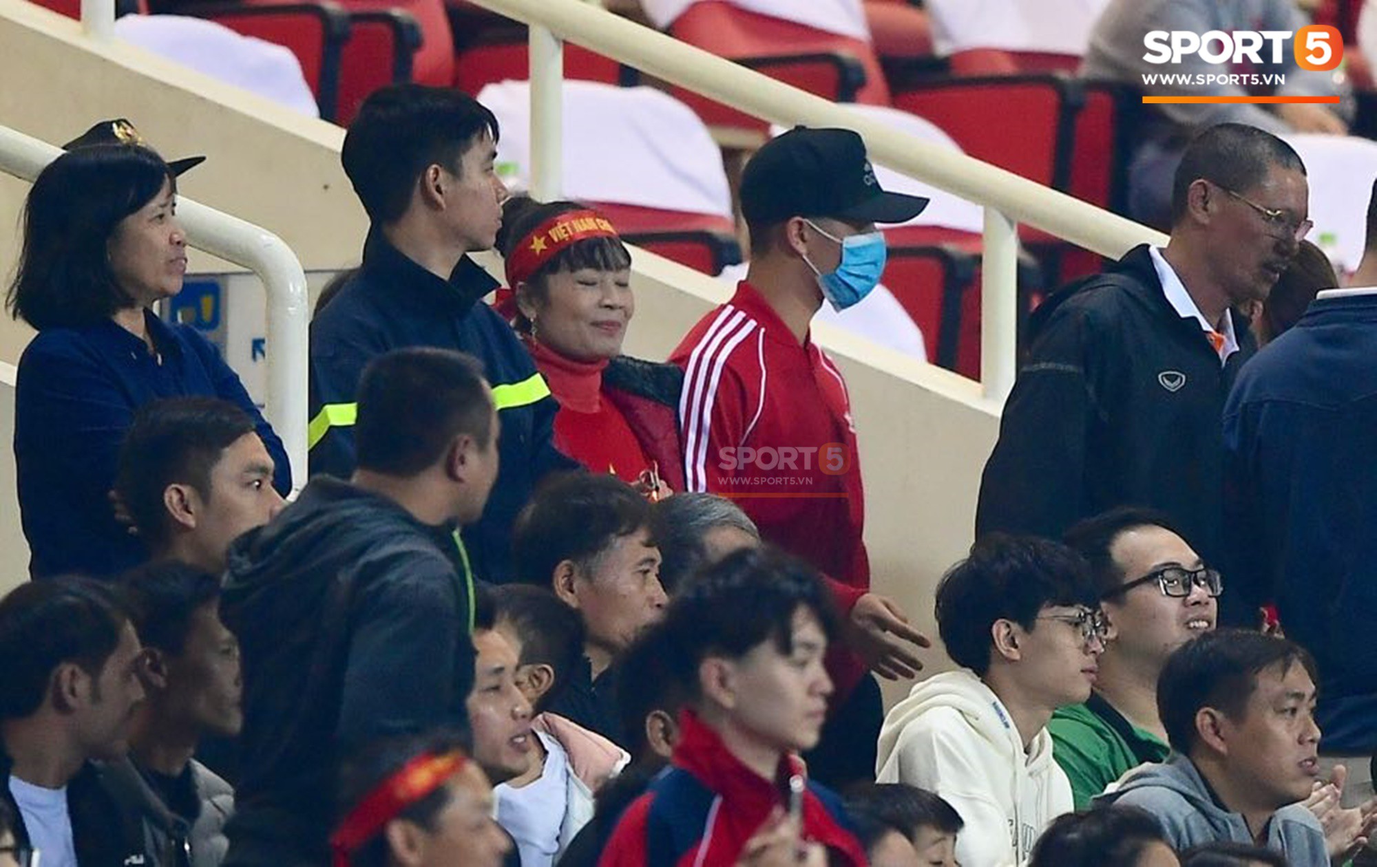 Trọng sơ vin đeo khẩu trang, đội mũ kín mít dự khán trận Việt Nam - CHDCND Triều Tiên-2