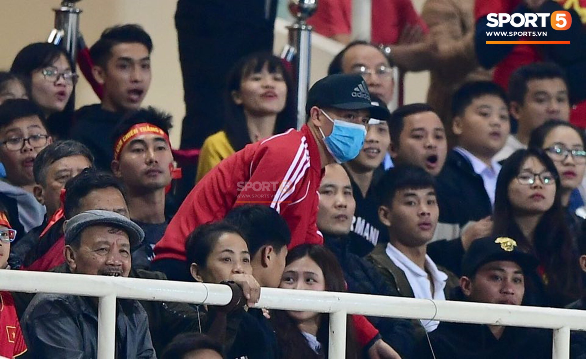 Trọng sơ vin đeo khẩu trang, đội mũ kín mít dự khán trận Việt Nam - CHDCND Triều Tiên-3