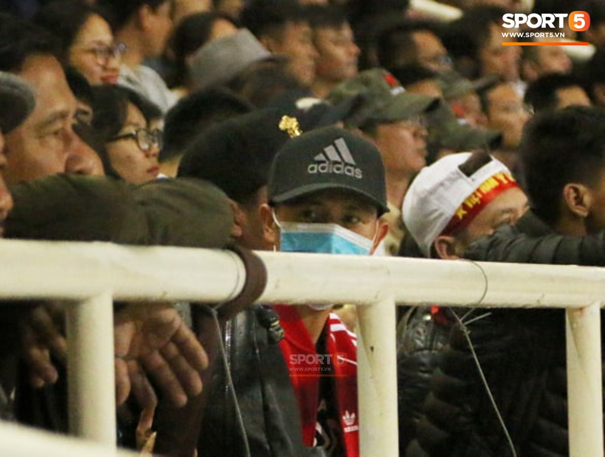 Trọng sơ vin đeo khẩu trang, đội mũ kín mít dự khán trận Việt Nam - CHDCND Triều Tiên-4