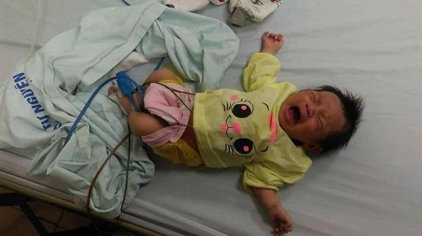 Sau tiếng thở mạnh, con trai phải cấp cứu, chồng tật nguyền hằng ngày dìu vợ đi tiếp sữa-4