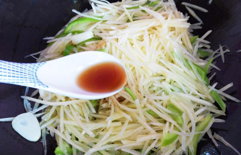 Chị em cứ xào khoai tây là không giòn, đầu bếp 5 sao chỉ ra lỗi sai cần sửa gấp-2