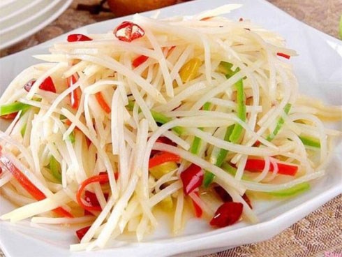 Chị em cứ xào khoai tây là không giòn, đầu bếp 5 sao chỉ ra lỗi sai cần sửa gấp