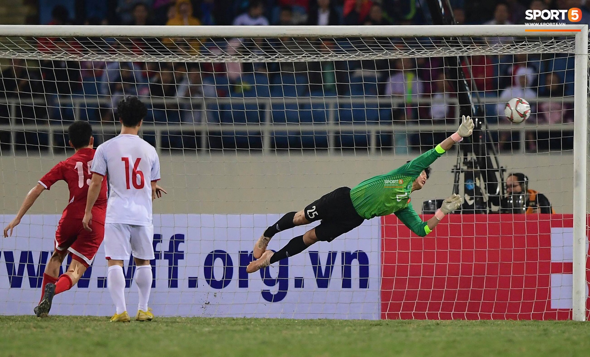 Dứt điểm đủ kiểu không ghi được bàn, Công Phượng được HLV Park Hang Seo an ủi sau trận hòa CHDCND Triều Tiên-13