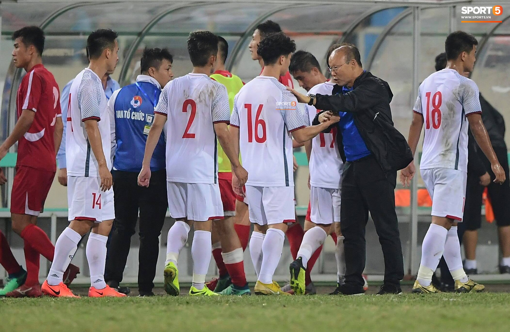 Dứt điểm đủ kiểu không ghi được bàn, Công Phượng được HLV Park Hang Seo an ủi sau trận hòa CHDCND Triều Tiên-2