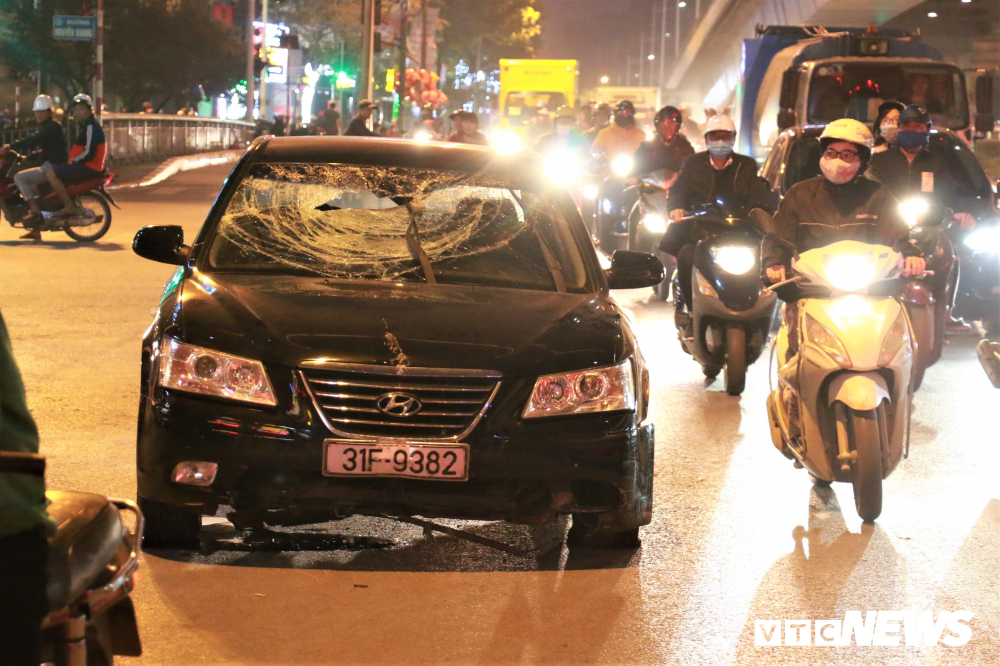 Ảnh: Hiện trường tài xế ô tô say rượu đâm liên tiếp hai bà bầu trên phố Hà Nội-1
