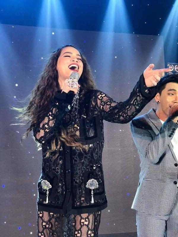 Nhìn lại 10 bộ cánh thảm hoạ của các người đẹp Việt năm nay, trong đó có cả HHen Nie!-12