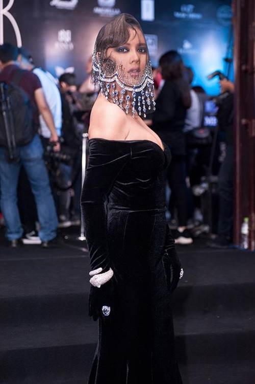 Nhìn lại 10 bộ cánh thảm hoạ của các người đẹp Việt năm nay, trong đó có cả HHen Nie!-5