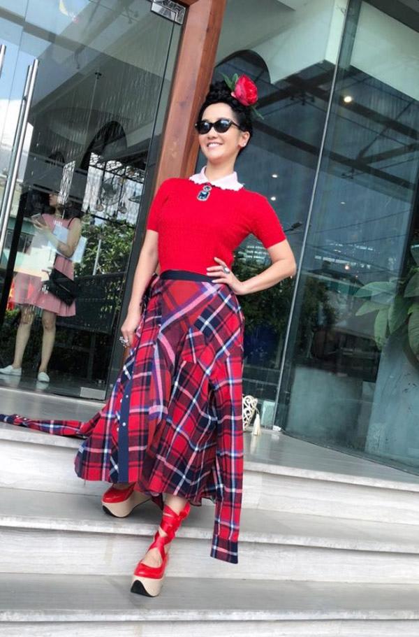 Nhìn lại 10 bộ cánh thảm hoạ của các người đẹp Việt năm nay, trong đó có cả HHen Nie!-9