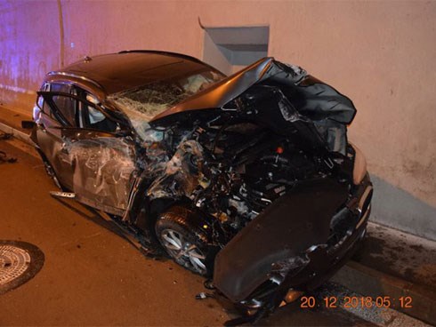 Tài xế buồn ngủ, xe BMW 'bay' lên nóc hầm