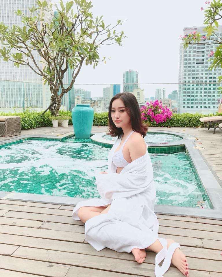 Hot girl thị phi Thúy Vi đăng ảnh sexy chúc mừng Giáng sinh, dân tình chỉ nhìn thấy bất thường ở vòng 2-4