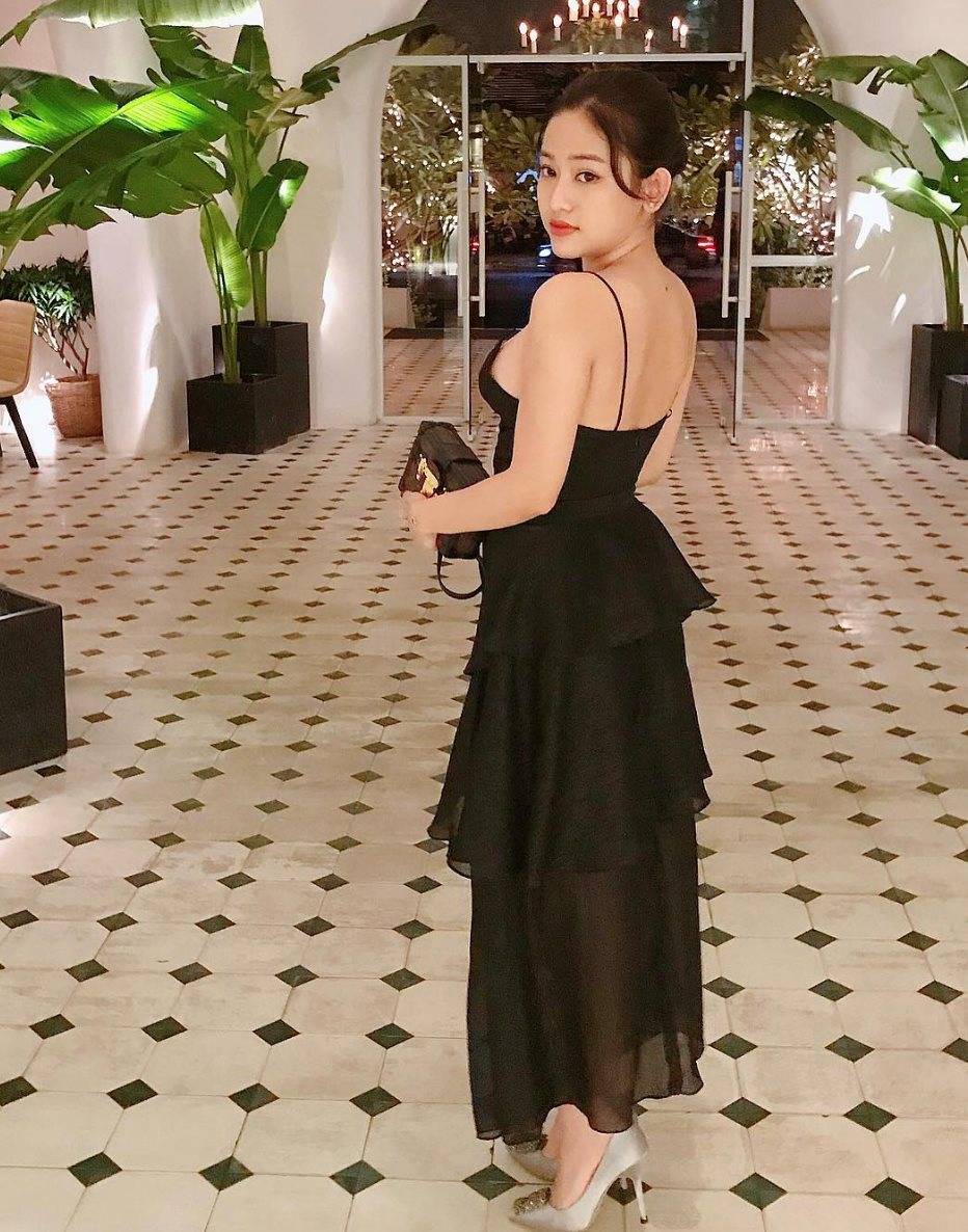 Hot girl thị phi Thúy Vi đăng ảnh sexy chúc mừng Giáng sinh, dân tình chỉ nhìn thấy bất thường ở vòng 2-7