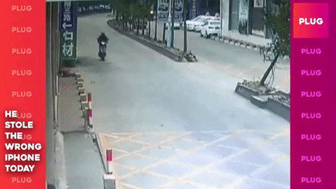 Đang đi xe máy, người đàn ông bị chàng trai đạp ngã sõng soài, biết lý do, ai cũng ủng hộ-3