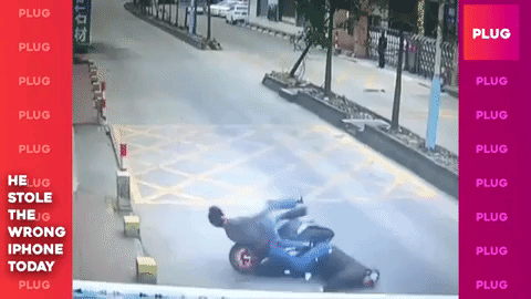 Đang đi xe máy, người đàn ông bị chàng trai đạp ngã sõng soài, biết lý do, ai cũng ủng hộ-5