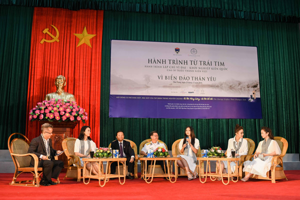 Hoa hậu Tiểu Vy tặng sách ở Học viện Hải quân Nha Trang-1