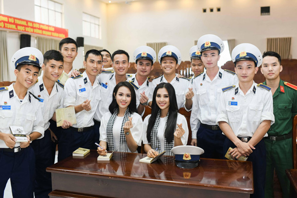 Hoa hậu Tiểu Vy tặng sách ở Học viện Hải quân Nha Trang-2