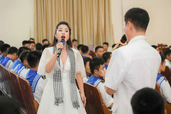 Hoa hậu Tiểu Vy tặng sách ở Học viện Hải quân Nha Trang-3